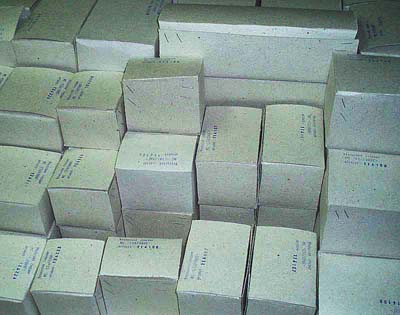 Упаковка для сувенирной продукции из плотного, тонкого картона серого цвета.
